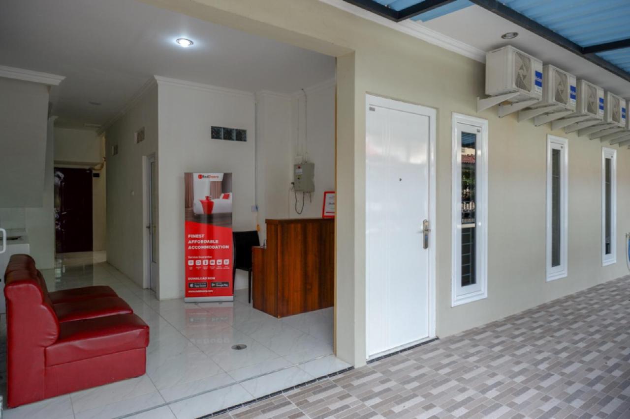 Reddoorz Hostel Near Kota Lama Semarang Exterior foto